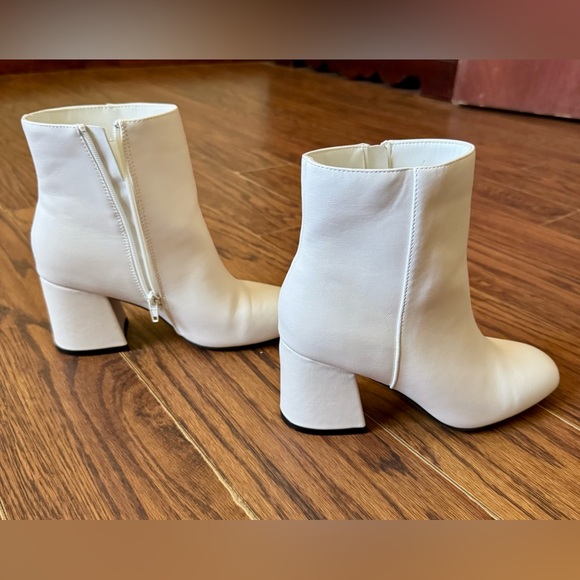 Woman’s bright white zip up ankle boots with block heel. size 8 - Picture 1 of 11